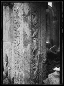Monastère d'Alahan ; Détail de l'encadrement sculpté d'une porte de l'église