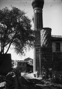 Gök medrese ; Vue de la façade depuis le sud