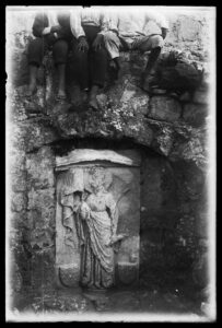 Château Saint-Pierre ; Panneau sculpté encastré