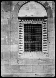 Mosquée de Yildirim Bayezid ; Vue rapprochée d'une fenêtre de la façade