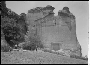 Acropole de la Cité de Midas ; Tombeau de Midas et portique en cours de fouille