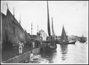 Rıhtımdan Dolmabahçe Camii'ne Bakış