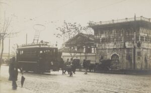 Tophane Çeşmesi Önünde Tramvay