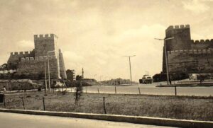 Millet Caddesi ve Surlar