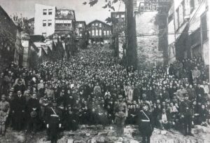 Atatürk’ün Naaşını Taşıyan Kortejin Geçişini İzleyenler