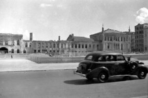 Taksim Topçu Kışlası Yıkılırken
