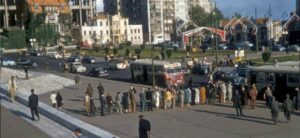 Taksim'de Otobüs Kuyruğunda Bekleyenler