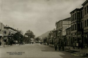Atatürk Caddesinden Yeşil Türbe