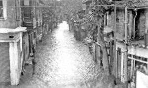 İstanbul'da Su Baskınına Uğramış Bir Sokak 21 İstanbul'da Su Baskınına Uğramış Bir Sokak