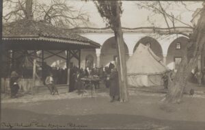 Gazi Ahmet Paşa Camii Avlusunda Muhacirler