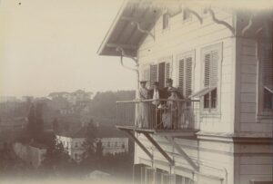 Emirgan Manzarası Eşliğinde Balkonda Aile Fertleri