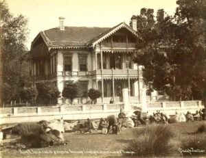 İmrahor Kasrı Önünde Kadınlar