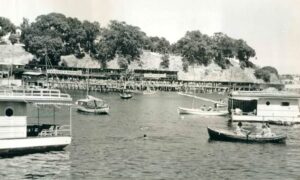 Moda Önlerinde Yüzen Ev