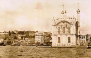 Ortaköy Camii ve Simon Kalfa Apartmanı