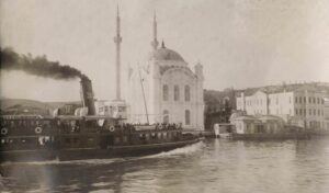 Ortaköy Camii Önünden Vapur Geçişi