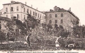 Saint Joseph Fransız Lisesi Bahçesi