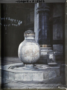 A16927 Constantinople(actuelleIstanbul)-TurquieJarreantiqueaupiedd'unecolonnedelaAyaSophiaCamii(mosqueeSainte-Sophie)