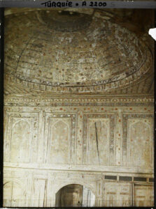 A2200S Constantinople(actuelleIstanbul)-TurquieCoupoleetpanneauxdeboispeintdukiosquedeKoprulusurlariveduBosphore