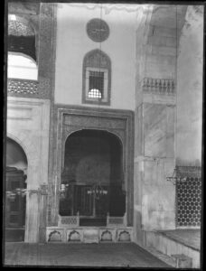 Yeşil Cami Girişin Sağındaki Eyvan