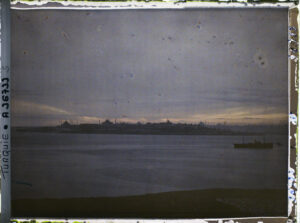 A36733 Uskudar-faubourgasiatiquedeConstantinople(actuelleIstanbul)-TurquieCrepusculesurIstanbul-del'autrecotedeBosphore