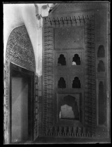 Yeşil Cami Tabhane Kapısı ve Çini Kitabesi ile Nişler