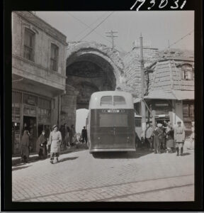 Edirne Kapısı'ndan Geçen Otobüs