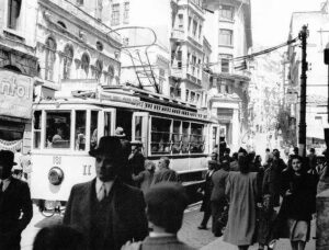 Karaköy'de Sarı Tramvay