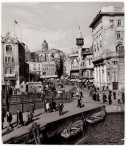 Köprü Üzerindeki İskeleden Karaköy'e Bakış