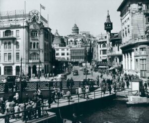 Köprü Üzerindeki İskeleden Karaköy'e Bakış