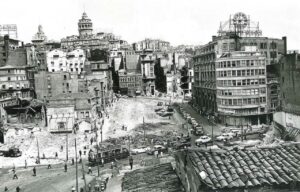 Merzifonlu Camii Minaresinden Karaköy Yıkımlarına Bakış