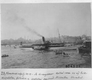 Karaköy Önlerinde Yandan Çarklı Vapur