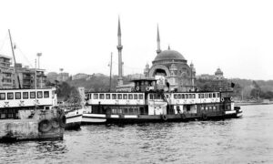 Kabataş İskelesi'nde Sarıyer ve Kocataş Vapurları
